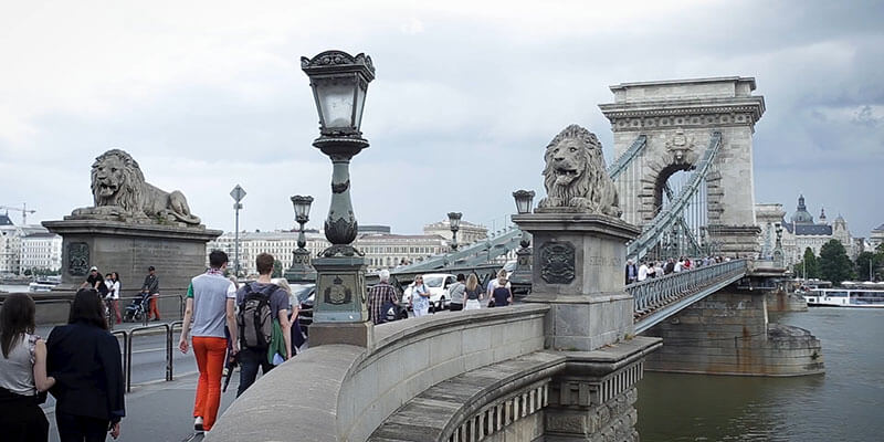 Mit dem Cabrio auf dem Prachtboulevard Andrássy út, bis zum Heldenplatz