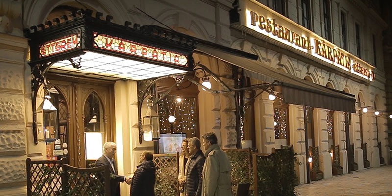 Abendessen im Kárpátia - einem der ältesten Restaurants in Budapest