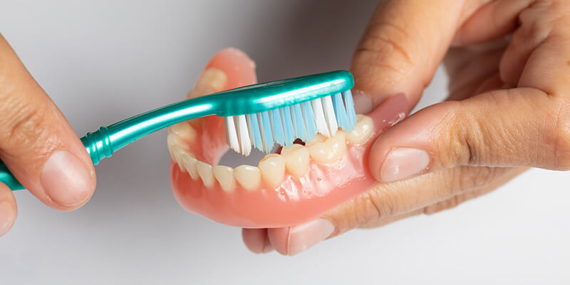 Zahnimplantat: Pflege und Reinigung