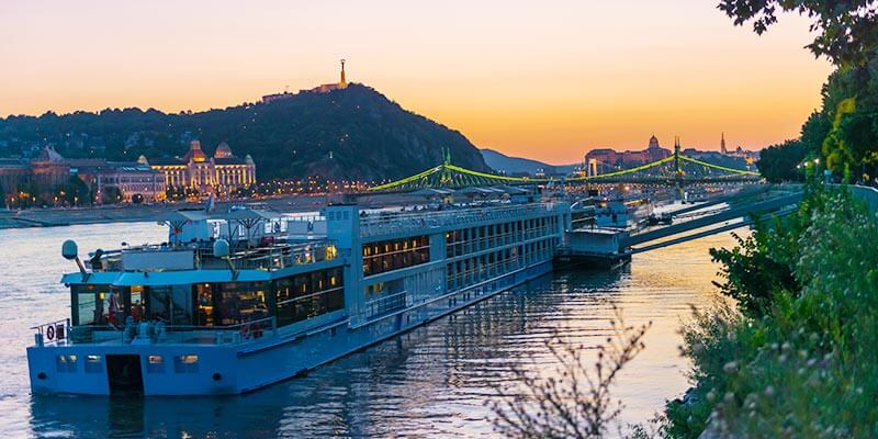 Luxusschiff auf der Donau Luxusschiff auf der Donau